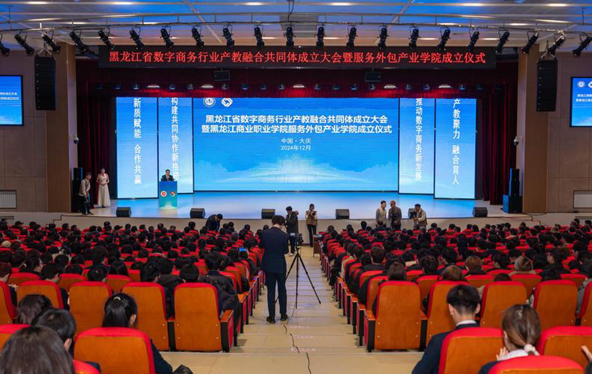 定制陕西工作服：专业与个性的完美结合